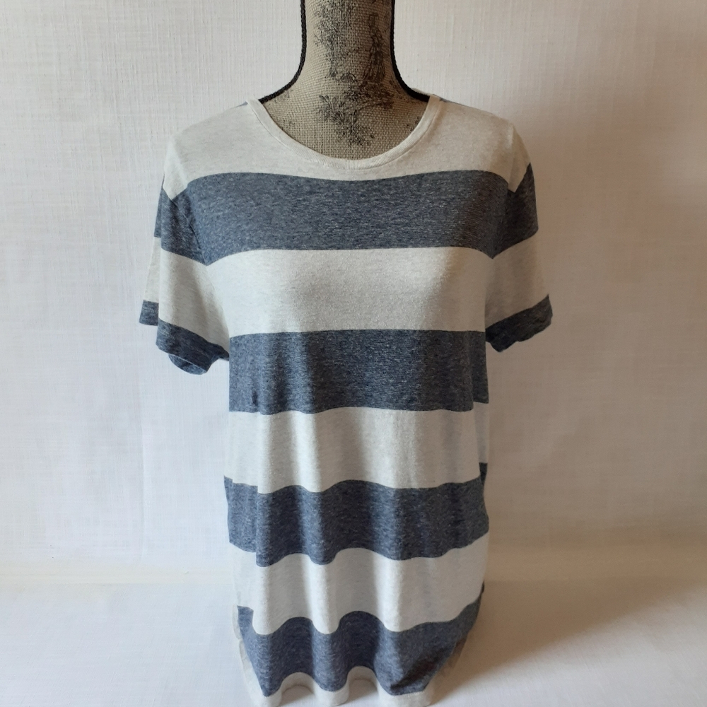 Old Navy women's blue/white striped short-sleeve t-shirt size M
